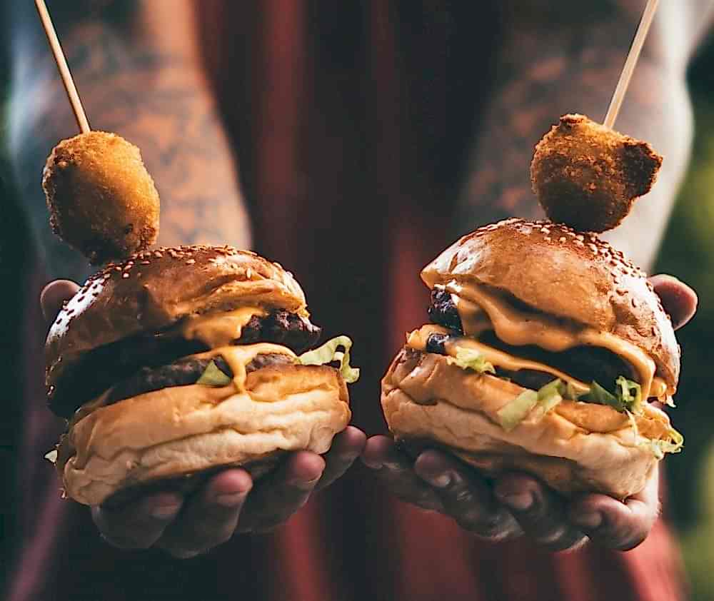 Bir Burger yeter mi? İkinciyi yemek için sıraya geçiniz!